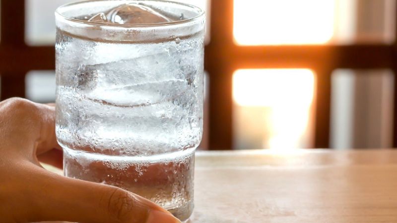 Tránh uống nước đá vào buổi sáng sớm để giảm nguy cơ kích ứng đường tiêu hóa và đường hô hấp gây đau bụng, viêm họng