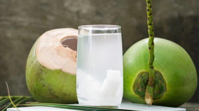 Uống nước dừa vào buổi sáng giúp cơ thể khỏe mạnh và tăng cường đề kháng Uống nước dừa vào buổi sáng giúp cơ thể khỏe mạnh và tăng cường đề kháng