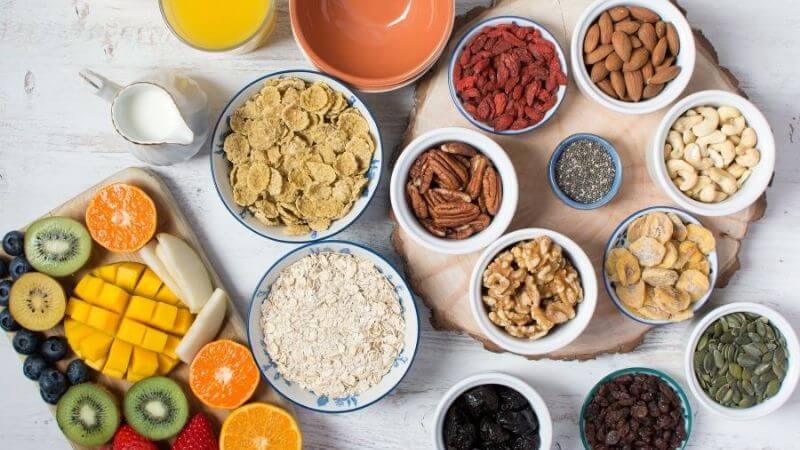 Nên ăn ít nhất 3 bữa chính và ăn kèm các bữa phụ trong ngày