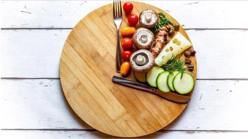 Nên chia bữa ăn thành nhiều bữa nhỏ trong ngày