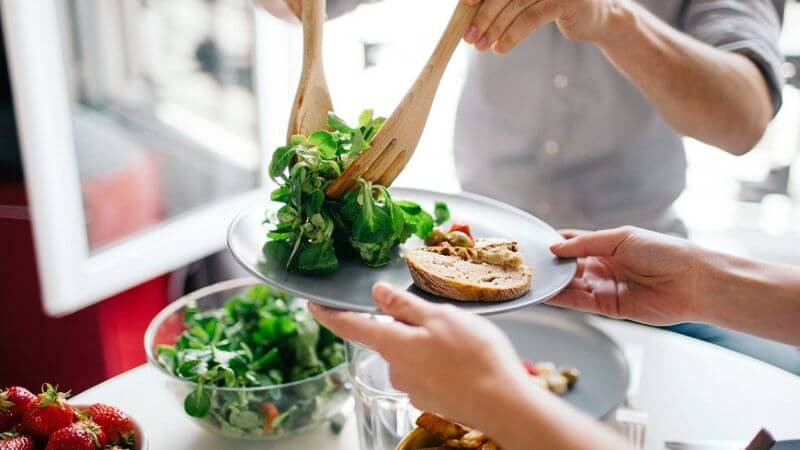 Bạn nên tính toán lượng thức ăn được nạp vào cơ thể một cách nghiêm ngặt trong quá trình giảm cân