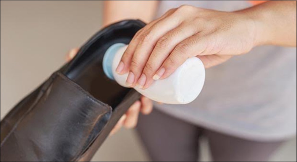 Rắc một lượng nhỏ phấn rơm vào bên trong giày, đặc biệt ở phần đế và lòng giày để phấn hút ẩm