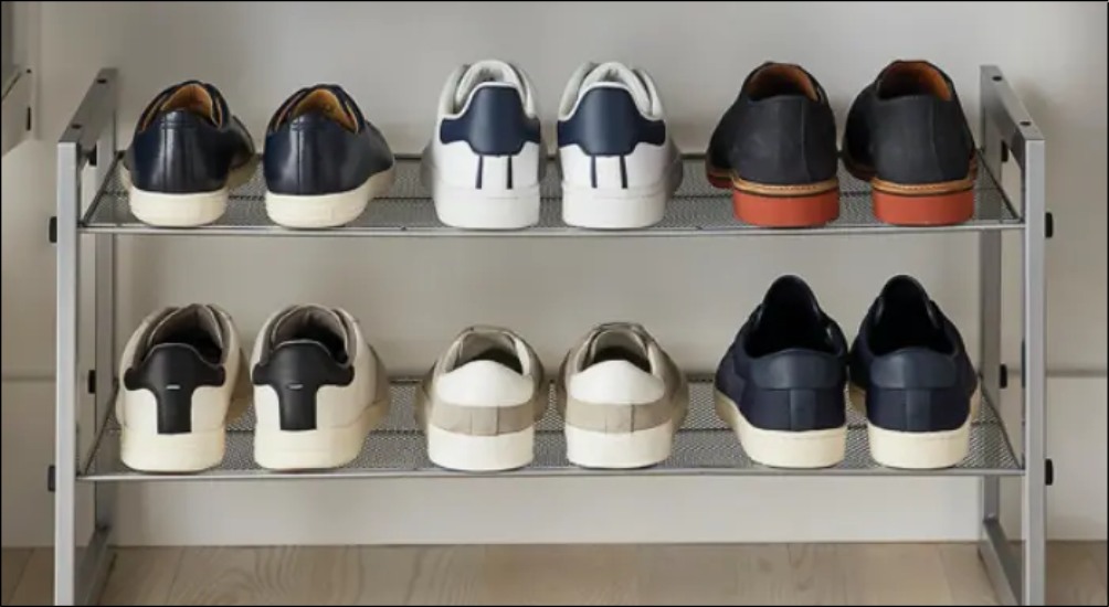 Bảo quản giày trong hộp có lỗ thông hơi hoặc trên kệ thoáng khí, tránh nơi ẩm ướt