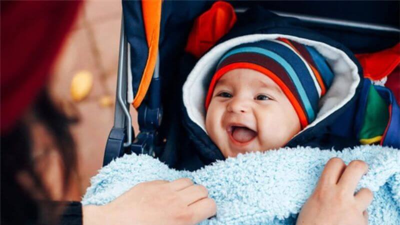 Hãy cân nhắc đến nhiệt độ cơ thể của trẻ để điều chỉnh số lớp áo cho hợp lý