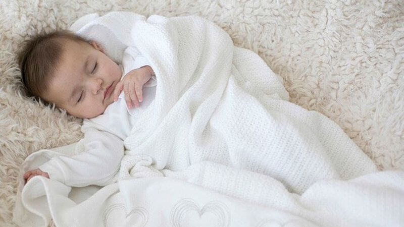 Ban đêm, khi nhiệt độ giảm xuống, việc giữ ấm cho trẻ là cực kỳ quan trọng