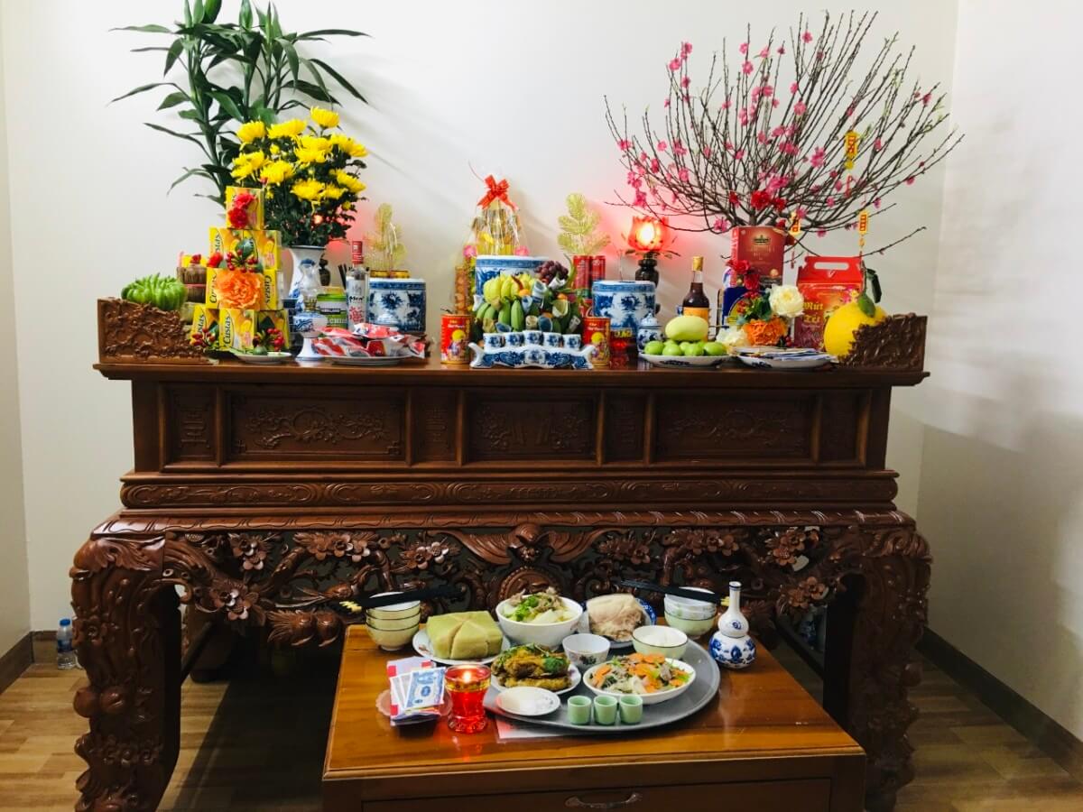 Dọn dẹp và trang trí bàn thờ gia tiên