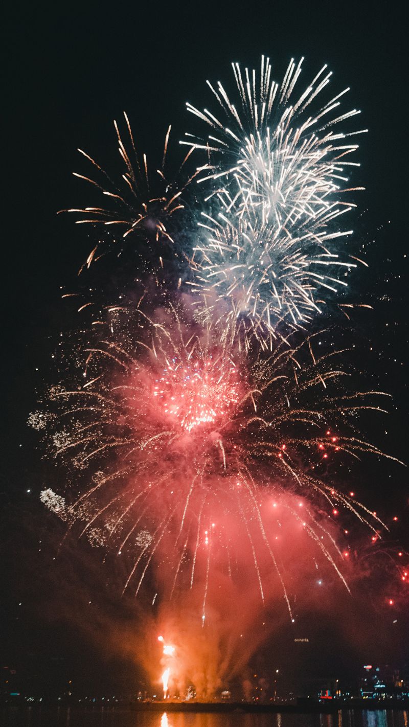 Hình nền Tết 2026 đa phong cách với hoa xuân, pháo hoa, ngựa và chữ Happy New Year rực rỡ, ấn tượng