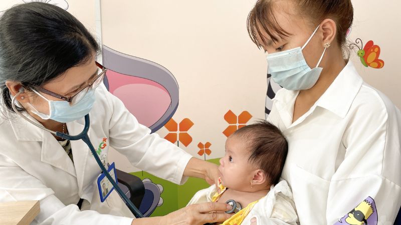 Ba mẹ nên đặt hẹn trước tại các địa điểm tiêm uy tín để tiết kiệm thời gian