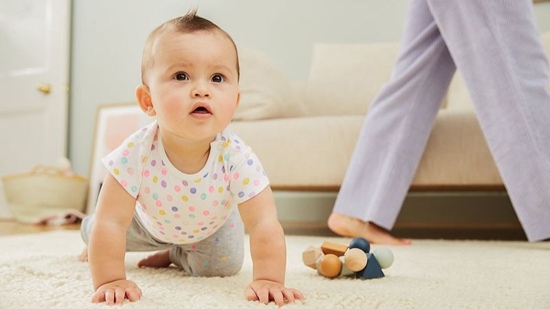 Ba mẹ nên cho bé mặc đồ rộng và thoáng mát để thuận tiện cho bác sĩ tiêm