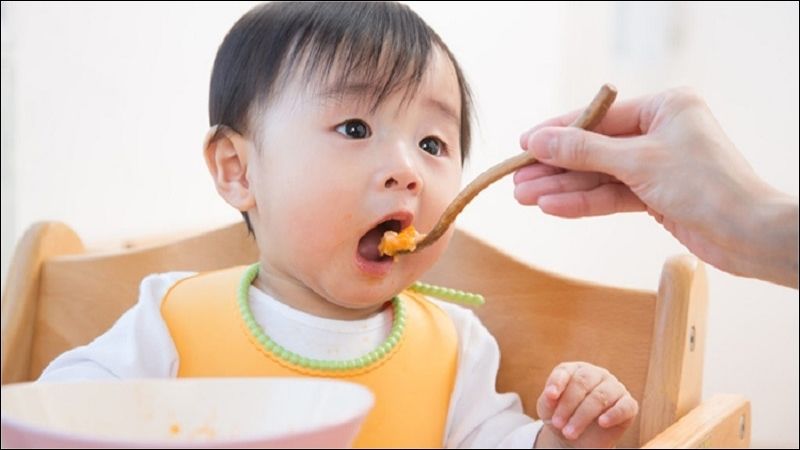 Cho bé ăn đồ ngọt để giúp bé dễ chịu hơn
