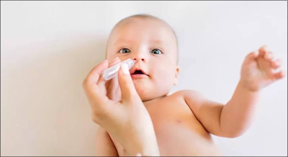 Nhỏ hoặc xịt mũi bằng nước muối sinh lý trước khi ngủ và sau khi thức dậy giúp làm sạch, giữ ẩm niêm mạc mũi