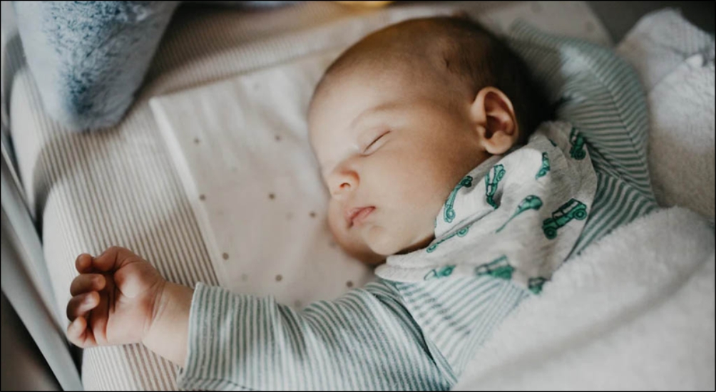 Với trẻ sơ sinh, cần cho bé mặc quần áo thoáng mát, thấm hút mồ hôi và thường xuyên kiểm tra thân nhiệt của bé