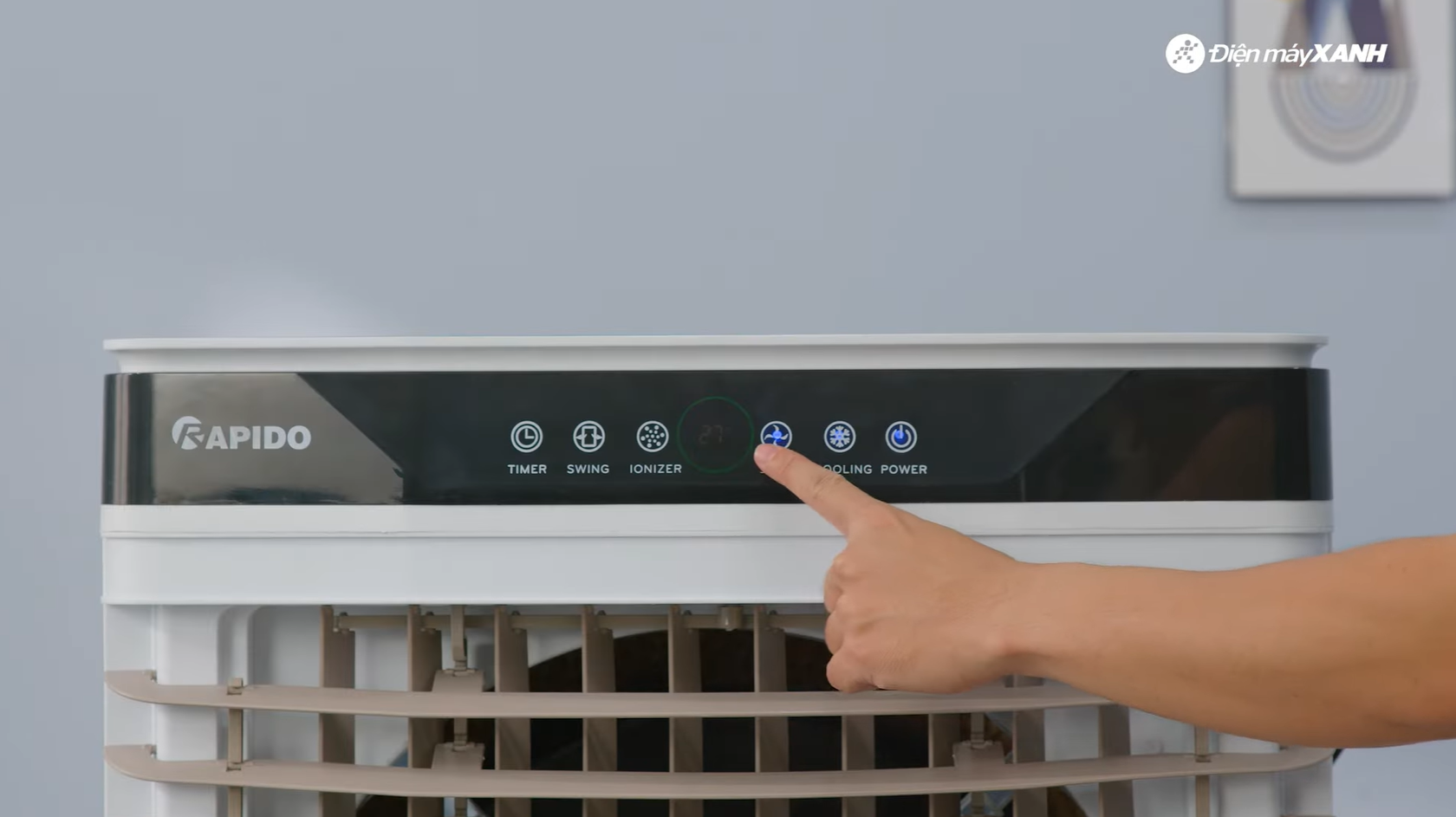 Bạn có thể điều chỉnh các chế độ của quạt điều hòa Rapido Windy D 210W thông qua bảng điều khiển cảm ứng hiện đại