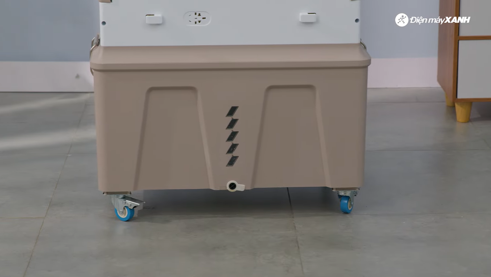 Bạn có thể theo dõi lượng nước trong bình chứa của quạt điều hòa Rapido Windy D 210W dễ dàng bằng thang đo