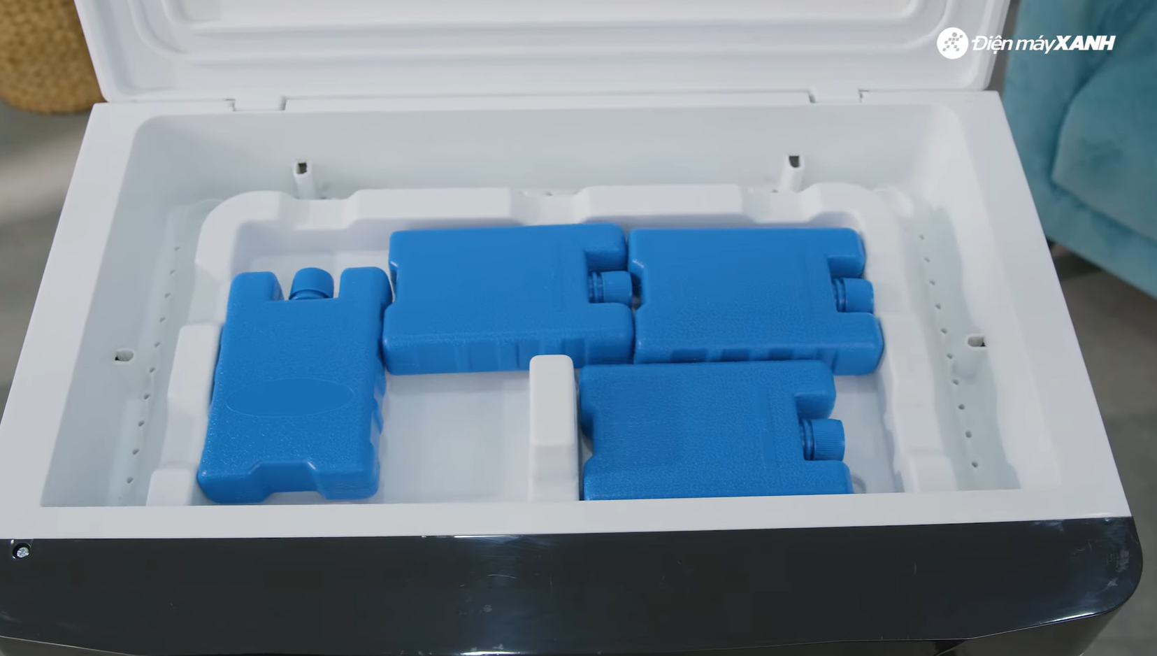 Quạt điều hòa Rapido Windy D 210W có đến 4 hộp đá khô đi kèm, mang đến khả năng làm mát nhanh chóng