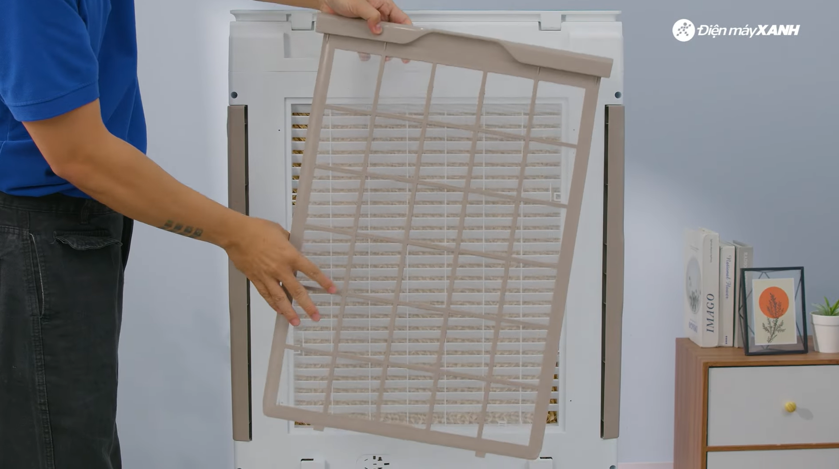 Bạn có thể dễ dàng tháo lưới chắn của quạt điều hòa Rapido Windy D 210W để vệ sinh định kỳ