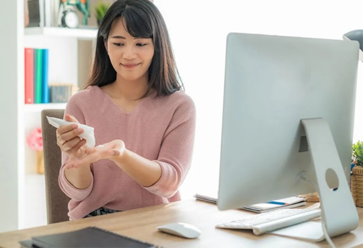 Ngồi trong văn phòng làm việc vẫn cần dùng kem chống nắng