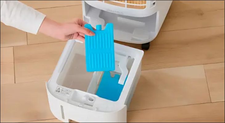 Trước khi cho đá gel vào, hãy đổ nước lạnh vào bình chứa của quạt 