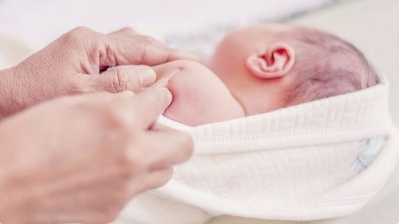 Trong quá trình tiêm, ba mẹ cần chú ý lắng nghe và hiểu rõ thông tin về vắc xin mà trẻ sẽ nhận