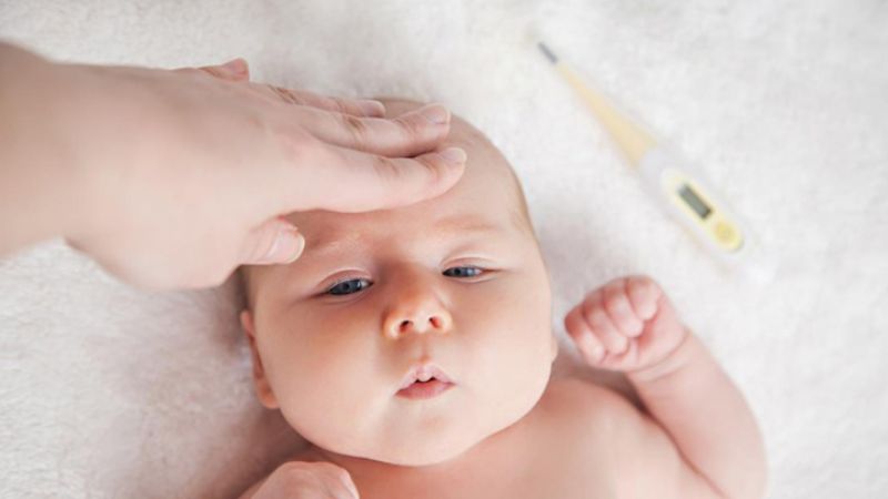 Sau tiêm phòng vắc xin trẻ có thể bị sốt cao