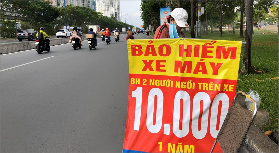 Bạn không nên mua loại bảo hiểm xe máy ở vỉa hè để đối phó với CSGT