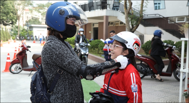 Để đảm bảo an toàn cho bé yêu trên mọi hành trình, việc đội mũ bảo hiểm đúng cách là vô cùng quan trọng