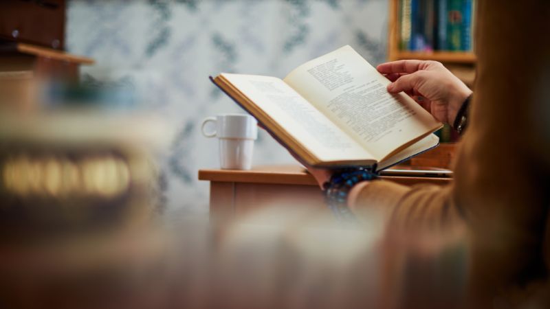 Việc thư giãn bằng cách đọc sách giúp hạn chế đổ mồ hôi đêm Việc thư giãn bằng cách đọc sách giúp hạn chế đổ mồ hôi đêm