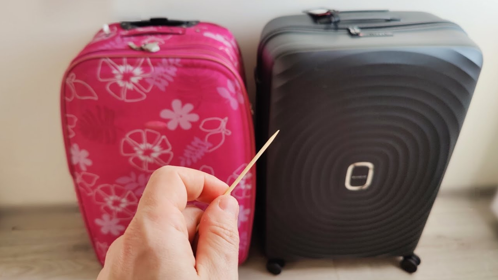 Dùng kim hoặc tăm dò rãnh khuyết bằng cảm giác, xoay từng bánh số để tìm đúng mật mã và mở khóa vali