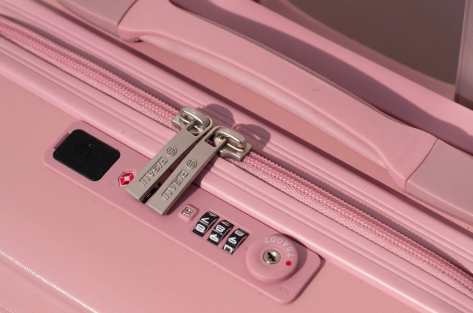 Sử dụng đèn pin để tìm rãnh khuyết bên dưới bánh xe số