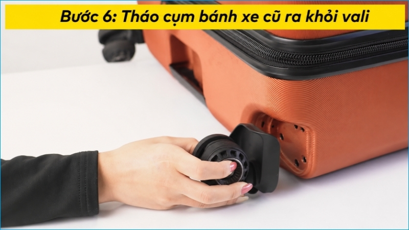 Kéo cụm bánh xe cũ ra theo đúng hướng sau khi đã tháo hết vít