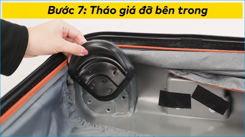 Lấy giá đỡ bên trong ra và kiểm tra tình trạng các lỗ bắt vít