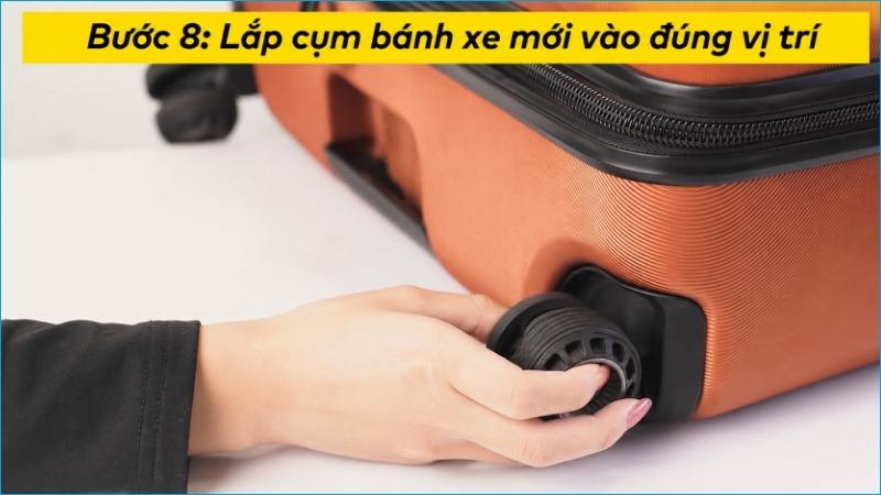 Đặt cụm bánh mới vào đúng hốc và căn thẳng các vị trí bắt vít