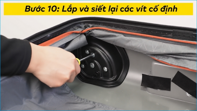 Bắt vít lần lượt và siết xen kẽ để cụm bánh được cố định cân bằng