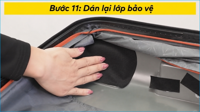 Dán lại lớp bảo vệ để che đầu vít và hạn chế cọ xát với hành lý
