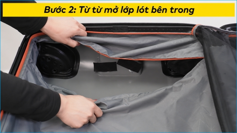 Mở lớp lót vừa đủ để tiếp cận cụm bánh, không kéo mạnh làm rách vải