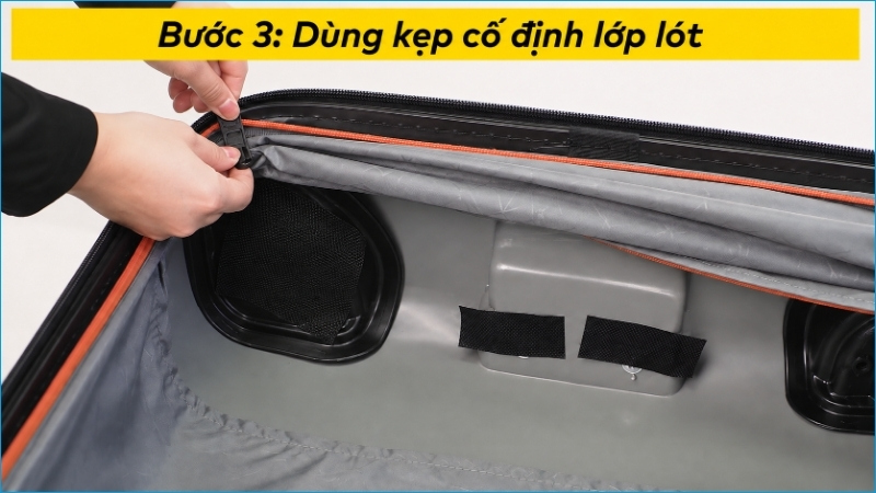 Cố định lớp lót gọn sang một bên để dễ quan sát cụm bánh xe