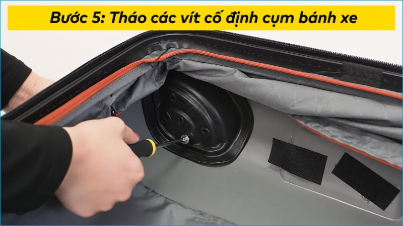 Tháo lần lượt các vít trên giá đỡ và giữ riêng toàn bộ vít đã tháo