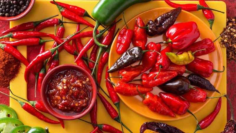 Đồ ăn cay có thể kích hoạt cơn đau của viêm đại tràng