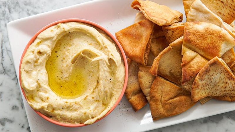 Bánh mì pita và sốt hummus kết hợp với nhau tạo nên một món ăn đơn giản nhưng giàu dinh dưỡng
