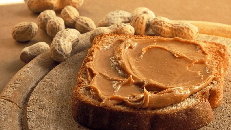 Hai lát bánh mì nguyên cám và hai muỗng canh bơ đậu phộng cung cấp khoảng 14g protein cho cơ thể