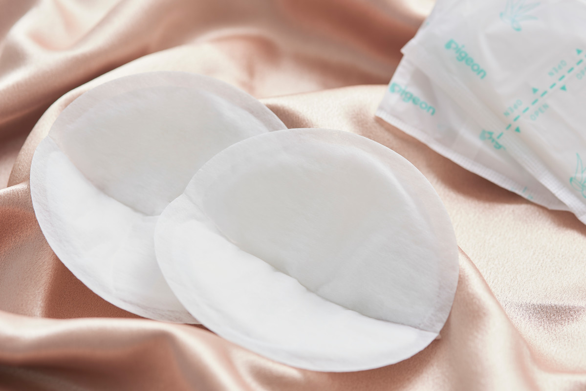 Miếng lót thấm sữa hỗ trợ mẹ bỉm cố định đầu ngực, đem lại cảm giác tự tin hơn cho mẹ