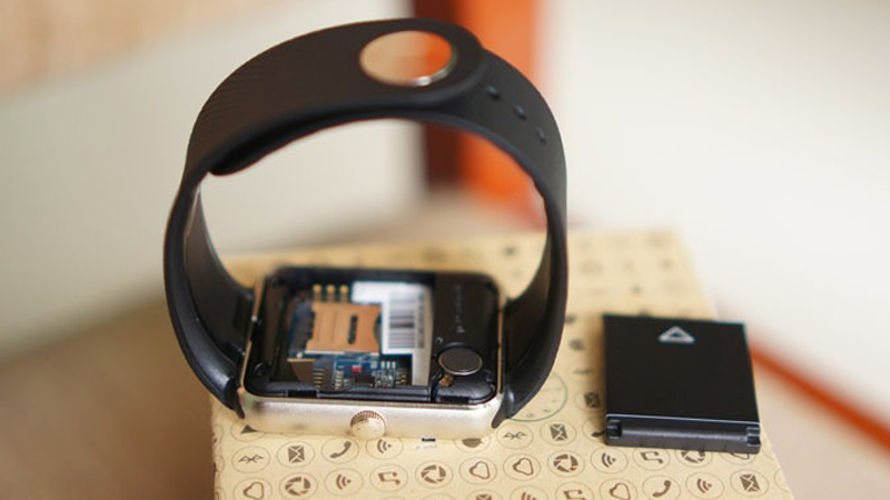 Lắp SIM, thẻ nhớ đúng chiều vào khay, gạt nhẹ lẫy để đồng hồ nhận tín hiệu và lưu trữ dữ liệu