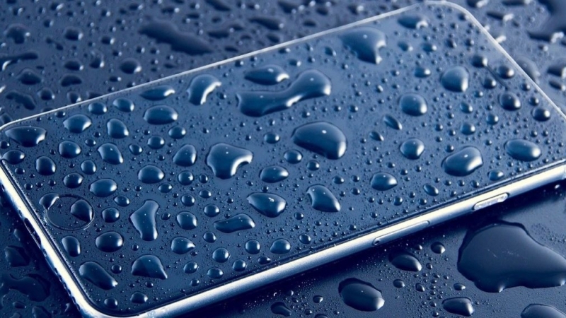 Kh&ocirc;ng sạc khi cổng sạc hoặc m&aacute;y bị ướt