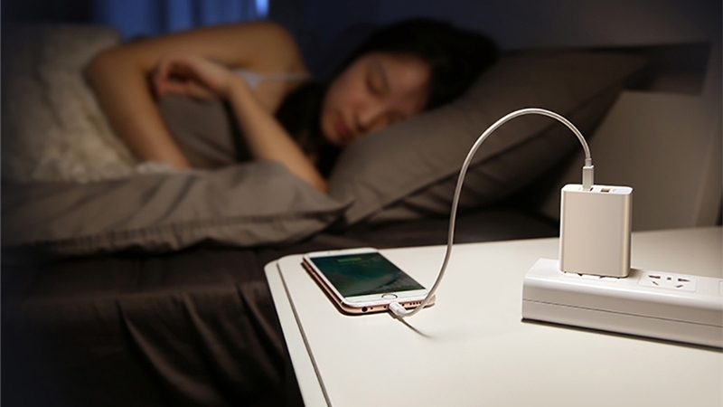 Tr&aacute;nh sạc pin iPhone qua đ&ecirc;m