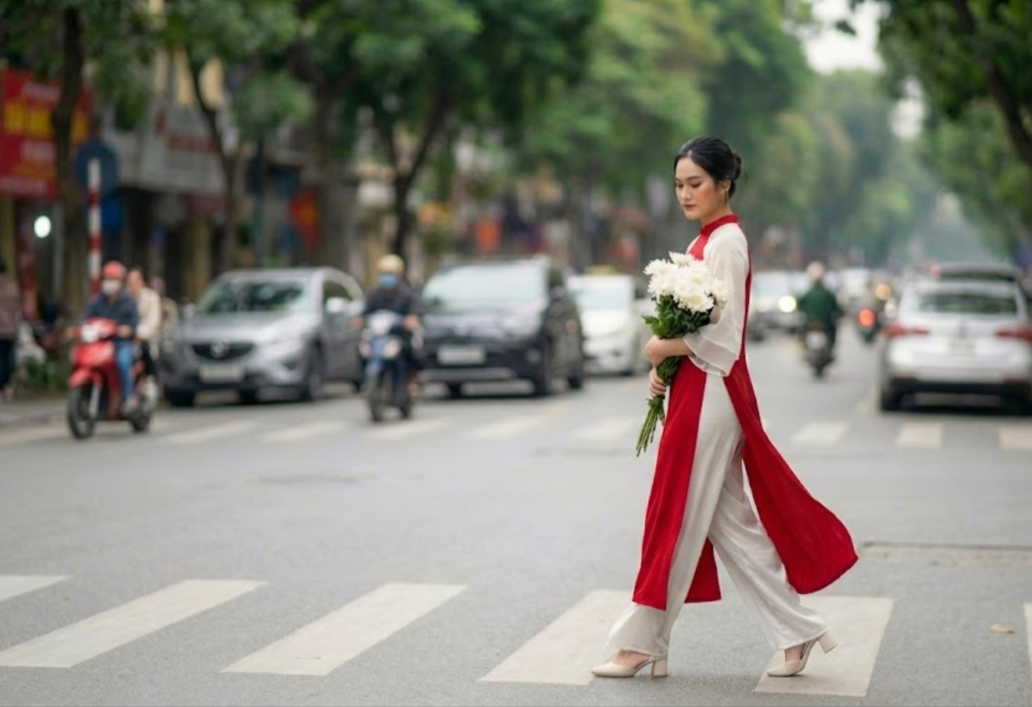 Cô gái mặc áo dài đỏ thướt tha đi qua đường