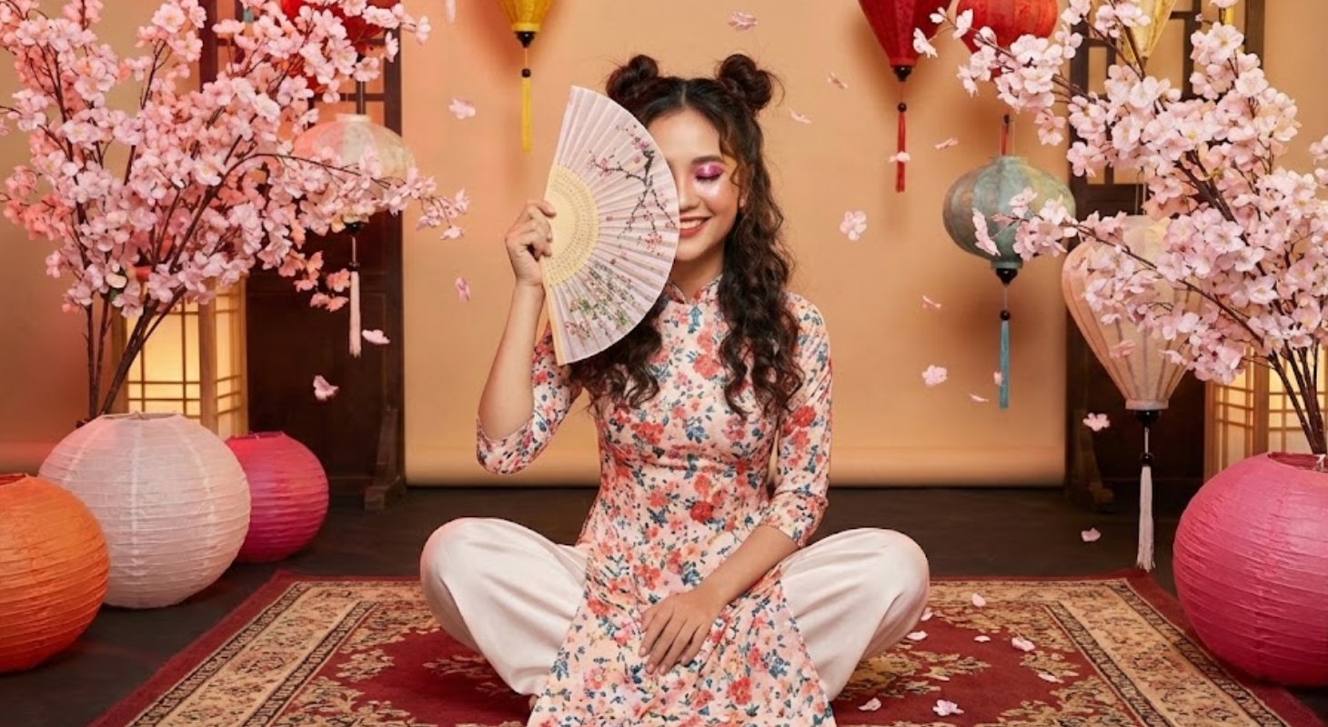 Cô gái tạo dáng với áo dạng với kiểu ngồi bệt, biểu cảm đáng yêu