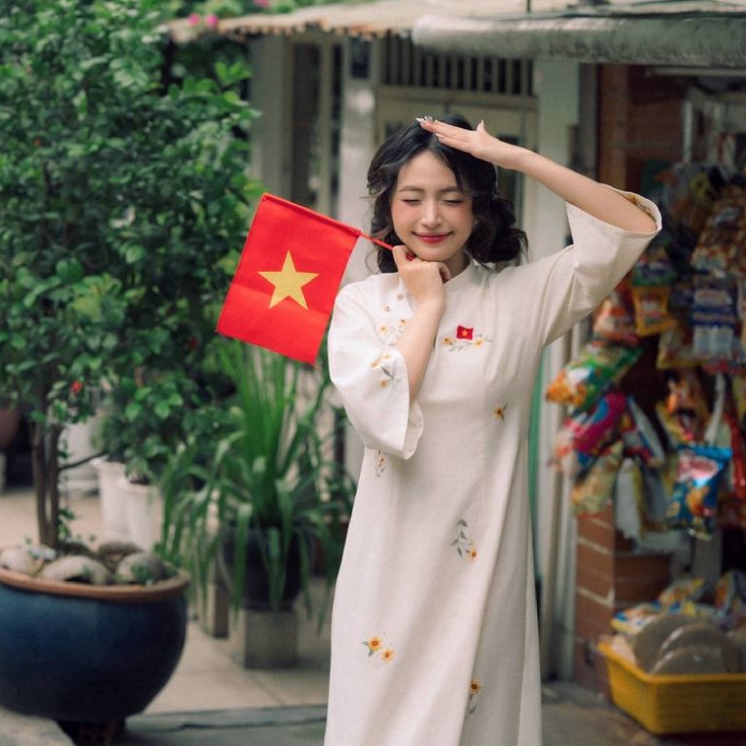 Cô gái biểu cảm xinh xắn với áo dài trắng dịu dàng