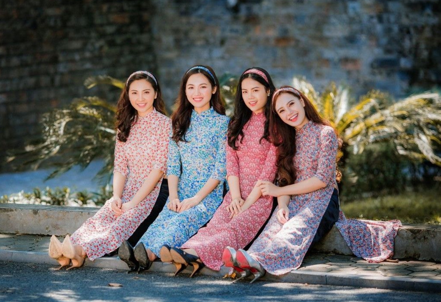 Tạo dáng áo dài cho 4 người