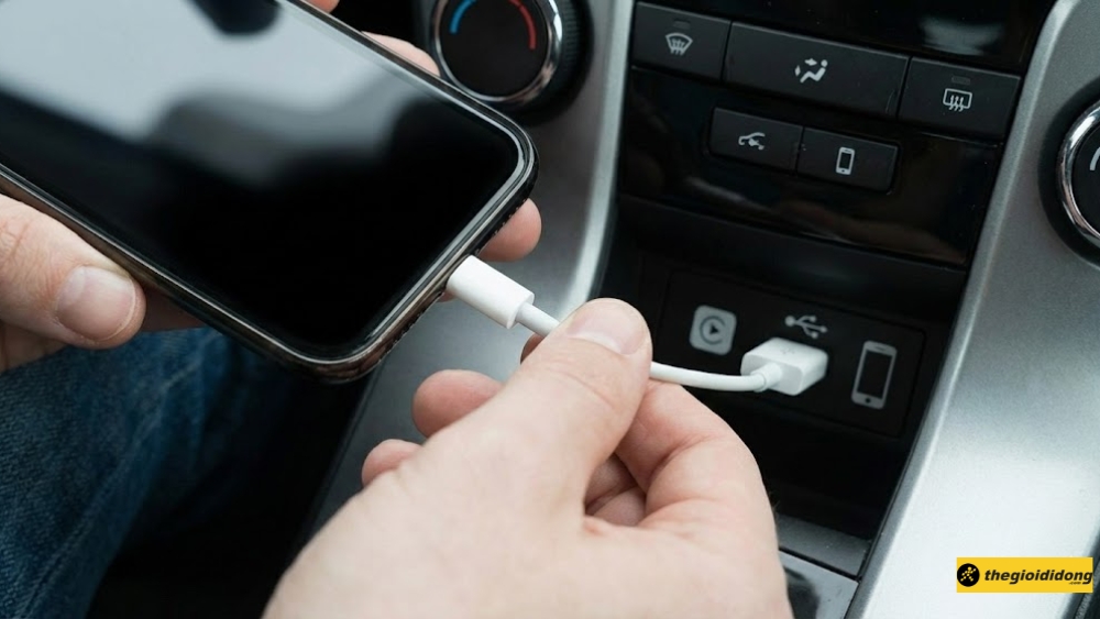 Cắm một đầu v&agrave;o iPhone v&agrave; đầu c&ograve;n lại v&agrave;o cổng USB tr&ecirc;n xe
