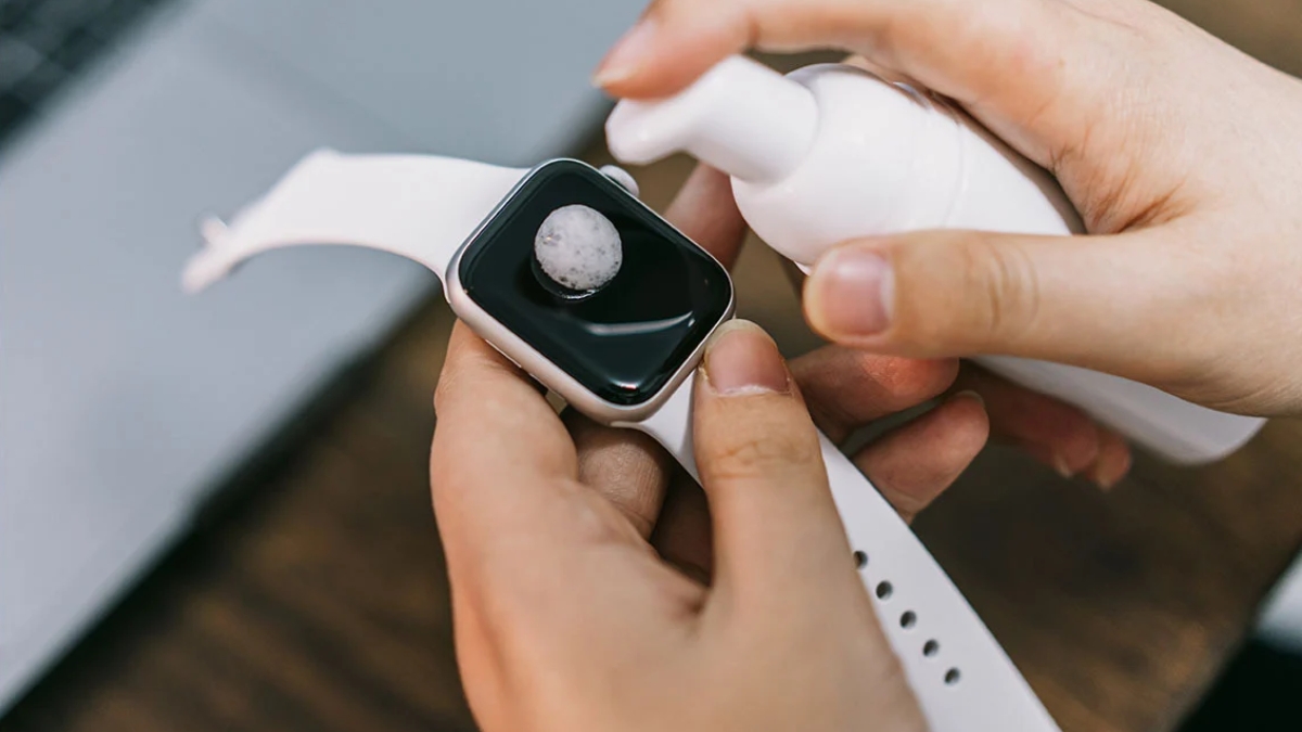 Vệ sinh đồng hồ thường xuy&ecirc;n